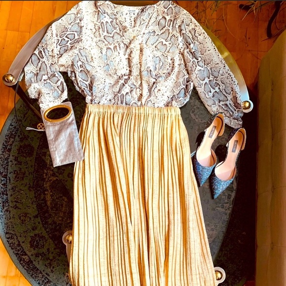 ✨ IMAN✨ Metallic Silver Mini Clutch W/Gold Hardware & Logo Medallion - Picture 10 of 10